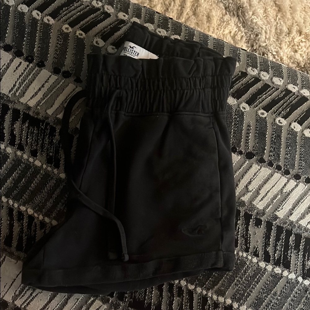 Hollister Black Athletic Shorts Sleek Design